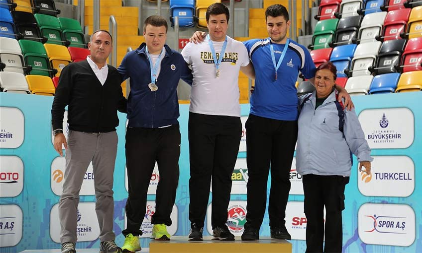 3 madalya ile döndüler