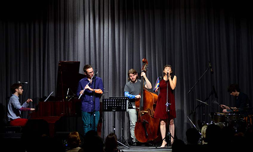 Festivalden Çıplak ayaklı diva geçti