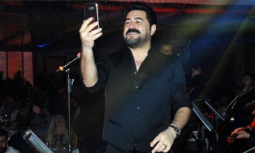 Bayan hayranlarının telefonuyla canlı yayın