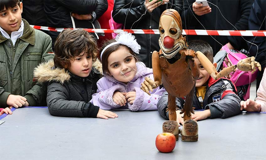 Kukla coşkusu sokaklara taştı