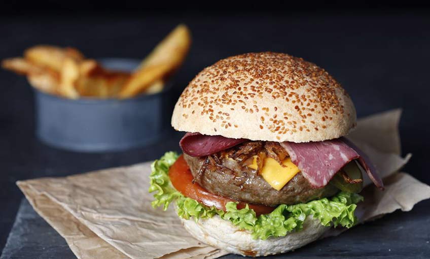 İzmir’in Gurme Burgeri Türkiye’ye açılıyor