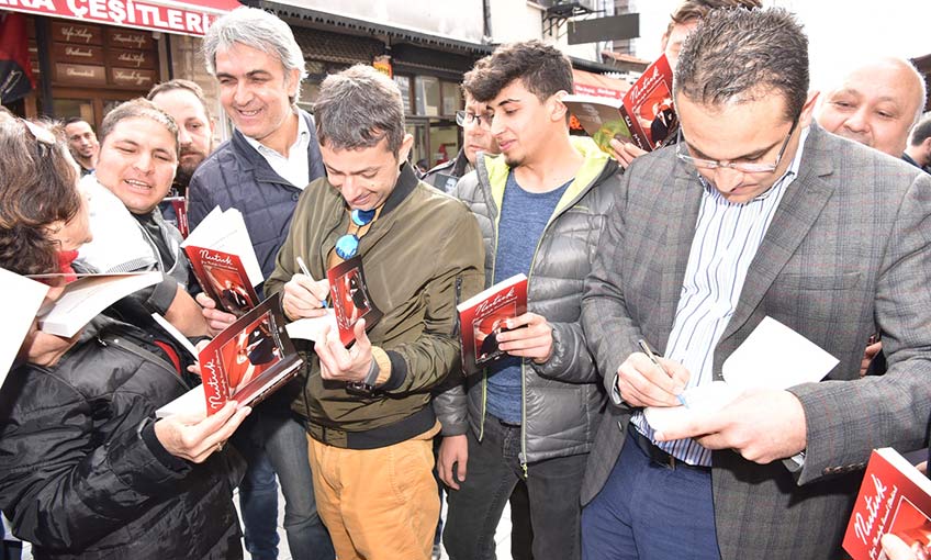 Bornova’da nutuk dağıtımı devam ediyor