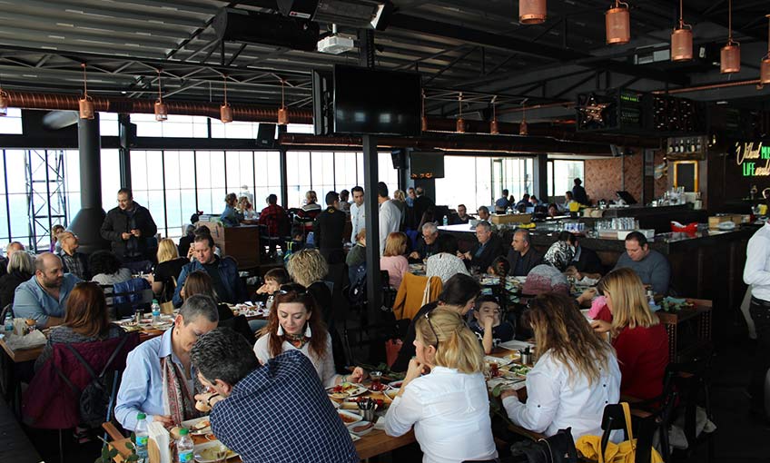 İzmir YMMO Dünya Kadınlar Gününü Ailece Kutladı