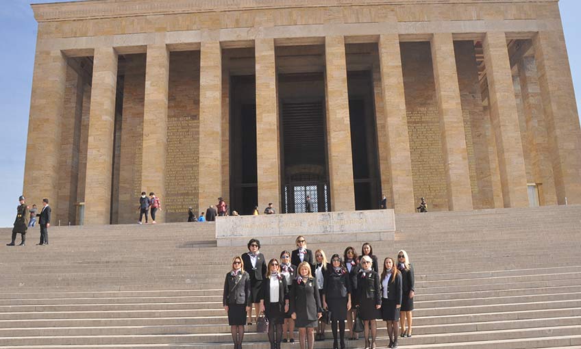 İzmirli Kadınlar ATA'nın huzurunda