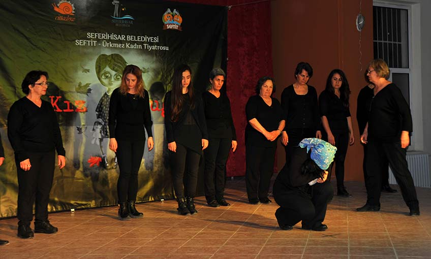 Kadınlar, hakları için sahnede