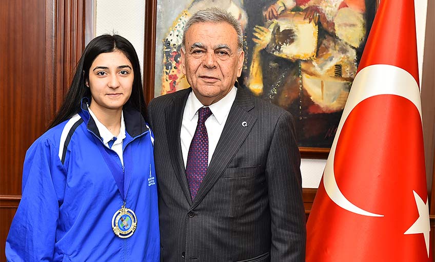 Altın kız madalyasıyla geldi