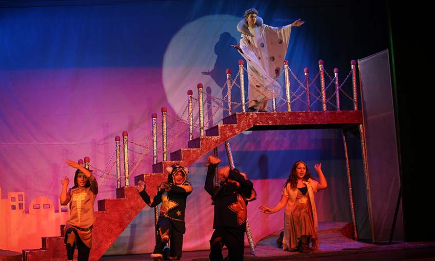 32 bin tiyatrosevere perde açtılar