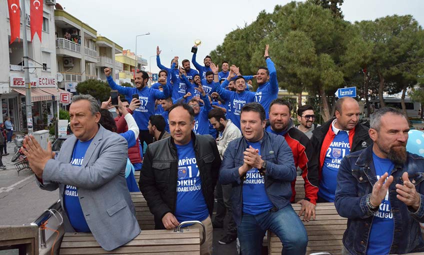 Dikili Çandarlıgücü'nün şampiyonluk kutlamasında büyük coşku