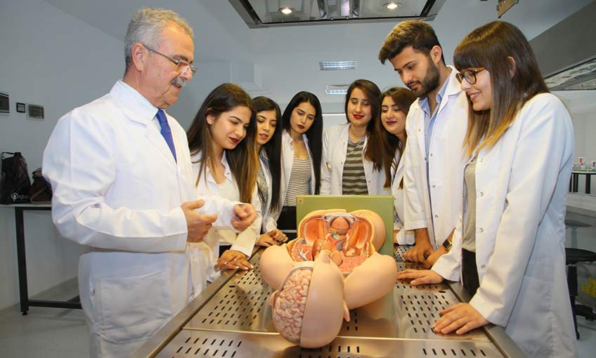 İzmir Ekonomi’de Tıp Fakültesi rüzgârı 