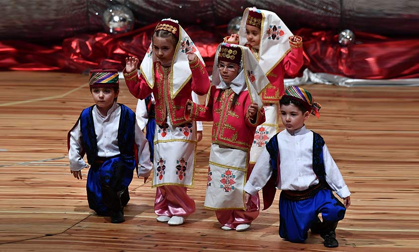 İzmirli miniklerden 23 Nisan'a yakışan kutlama