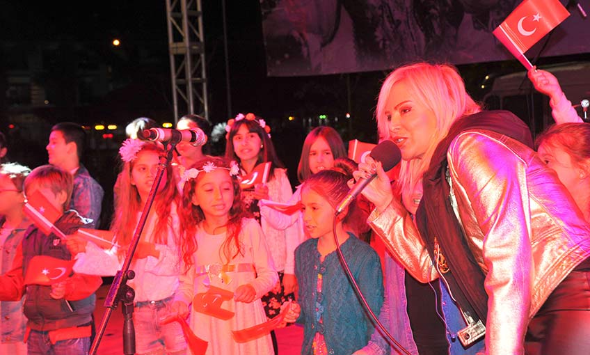 Ömür Gedik ve çocuklar sahnede