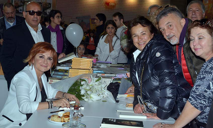 Sipahi, Gökten Üç Elma Düşmüyor’u imzaladı