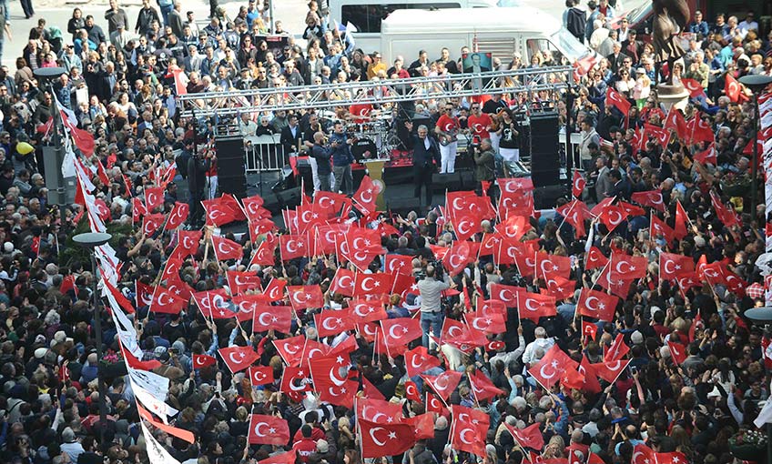 10 bin kişi İzmir Marşı’nı söyledi