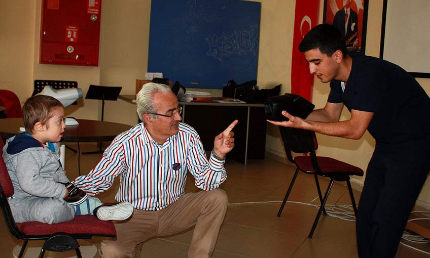 Torbalı'daki engellilere ücretsiz göz taraması