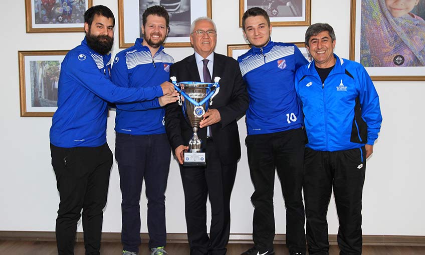 Başkan Selvitopu’na kupayı getirdiler