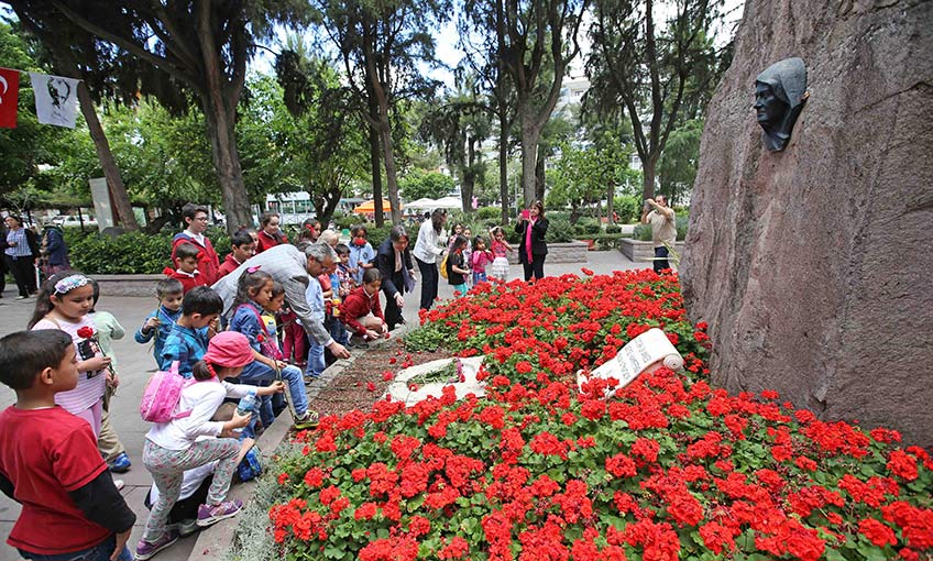 Ata’dan Ana’ya çiçeklerle 