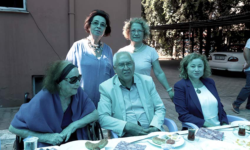 Annelere karanfilli kutlama