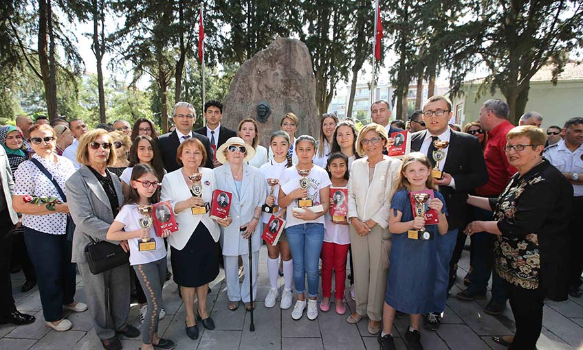 Anıtkabir’in çiçekleri Zübeyde Hanım’ın mezarına getirildi