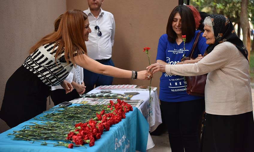Çocuklardan annelerine tatlı buketler