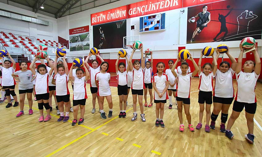 Filenin anneleri çocuklarıyla voleybol oynadı
