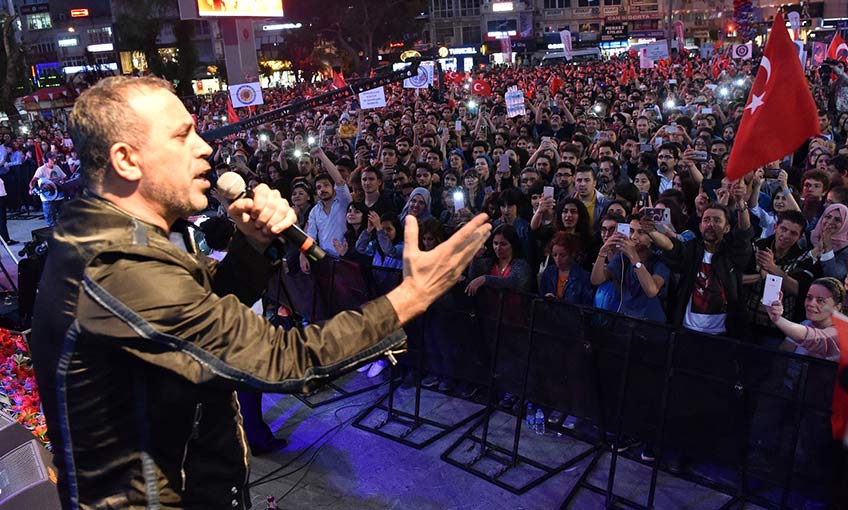 İzmir Marşı’nı binlerce İzmirli ile birlikte söyledi.