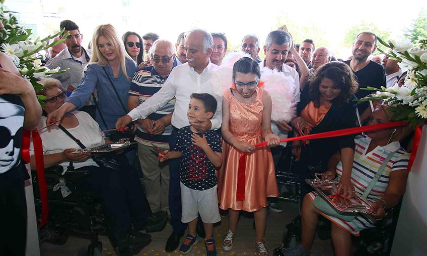 En büyük engelliler merkezi Bayraklı’da açıldı