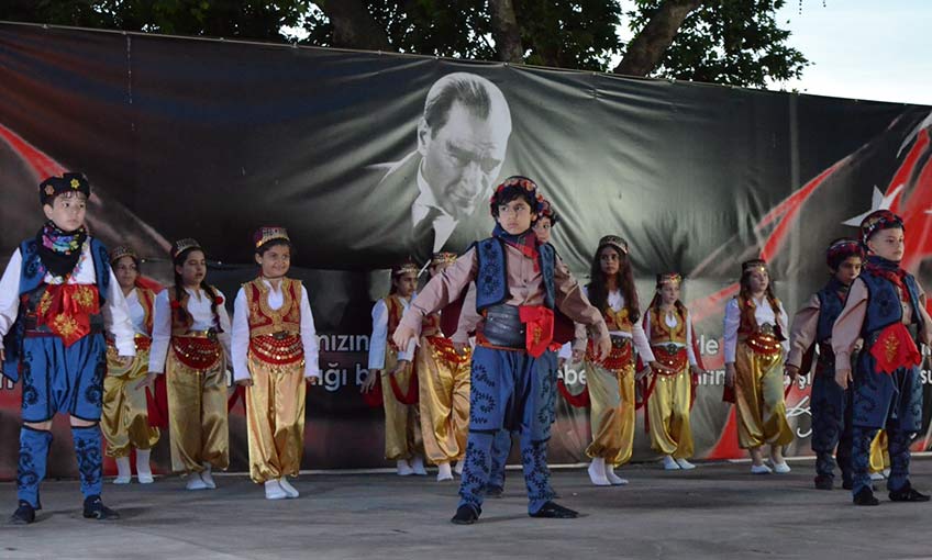 Dikilili miniklerin mezuniyet coşkusu  