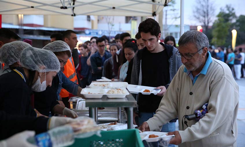 Buca’da 1000 kişilik iftar sofrası