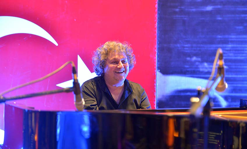 Tuluyhan Uğurlu’dan İzmir Alsancak Garında Nostaljik Konser 