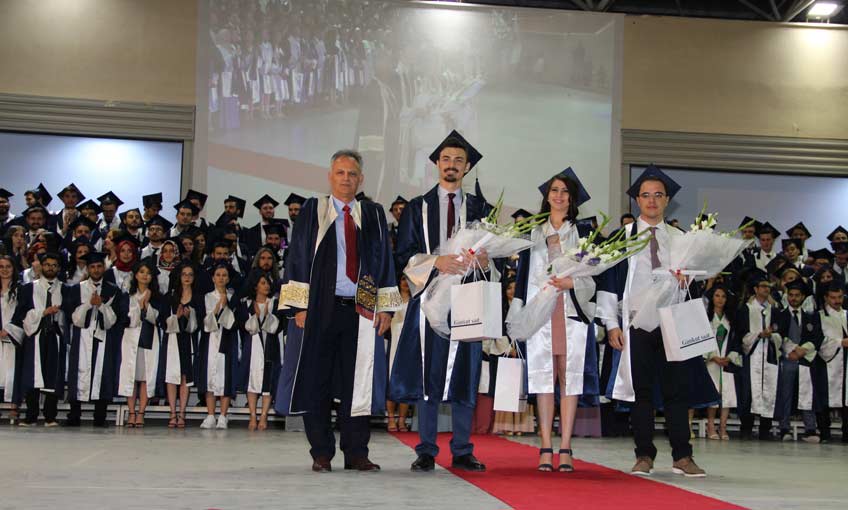 DEÜ Tıp Fakültesi’nde 39. dönem mezuniyet coşkusu