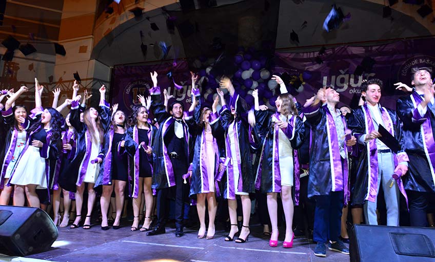 Gaziemir Uğur Okulları Kampüsü’nde mezuniyet heyecanı