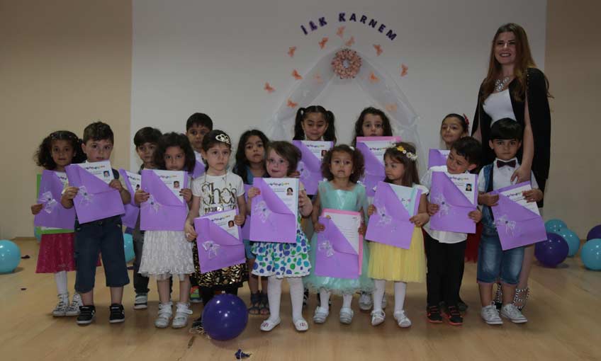 Minik öğrencilerin ilk karne heyecanı