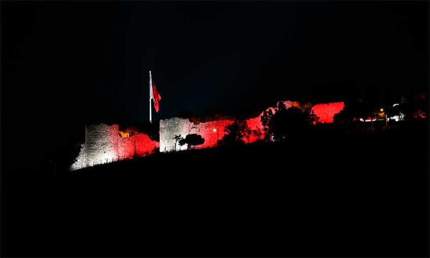 Kadifekale geceleri de parlıyor