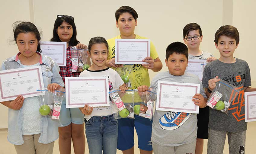 Çiğli Bölge Eğitim Hastanesi Çocuk Diyabet Okulu İlk Mezunlarını Verdi