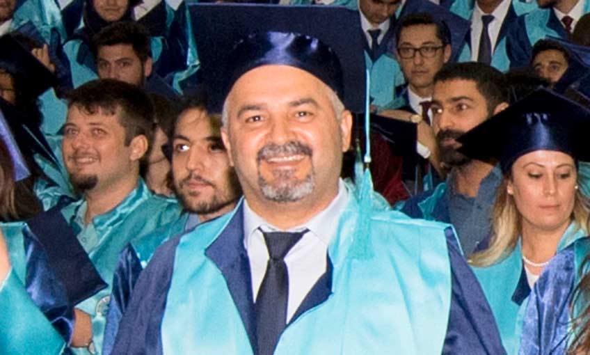 Eğitim Aşığı Akademisyen Yedinci Kez Kep Attı