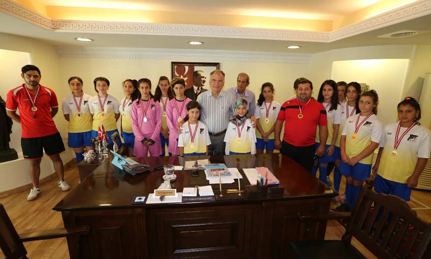 Kız Futbol Takımından Başkan Bakıcı’ya Ziyaret