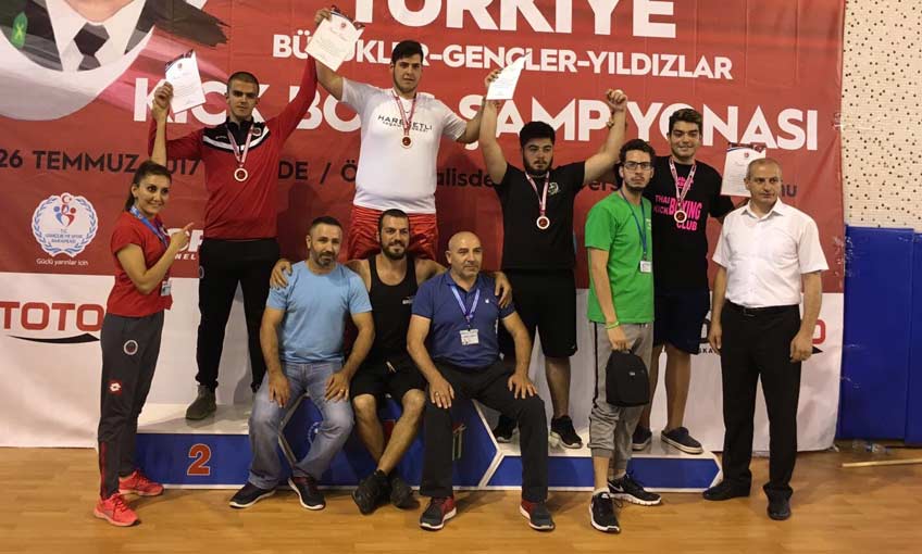 Bostanlısporlu Süleyman Emre Üstün,  Kick Boks’ta Türkiye 3.sü oldu