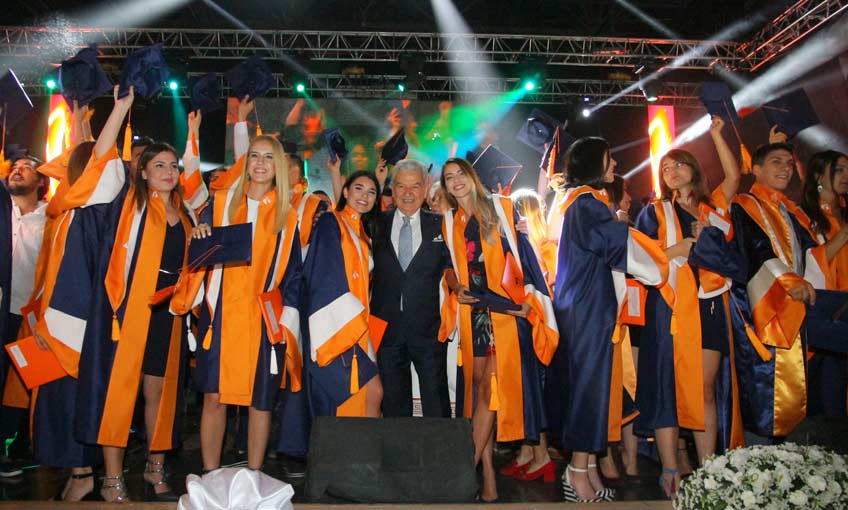 İzmir Ekonomili Mezunlar 4.00’la İş Dünyasına Adım Attı