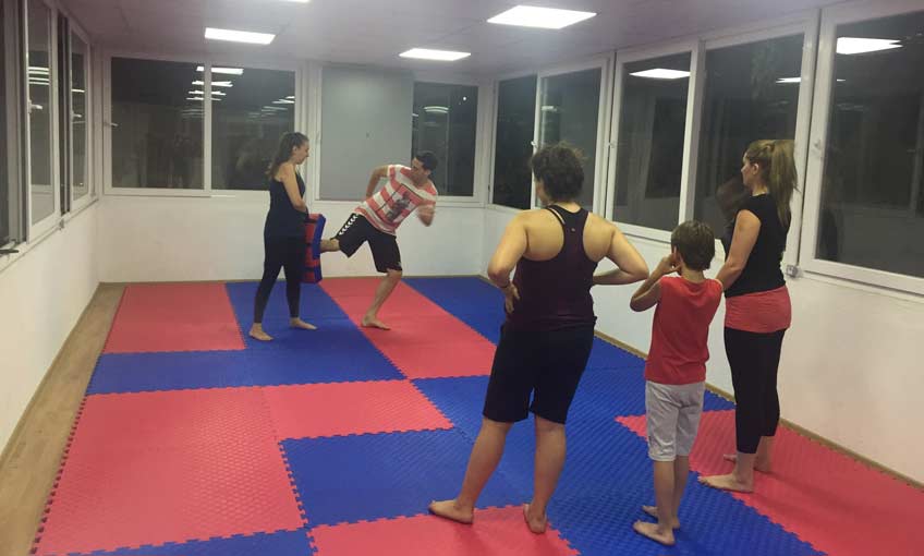 Karşıyakalı Bayanlar Kick Boksa Merak Sardı...