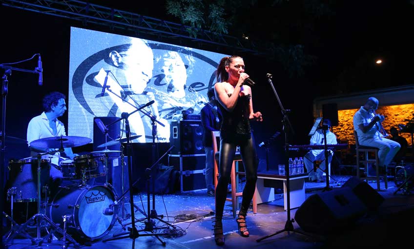 Sibel Tüzün’den Muhteşem Performans