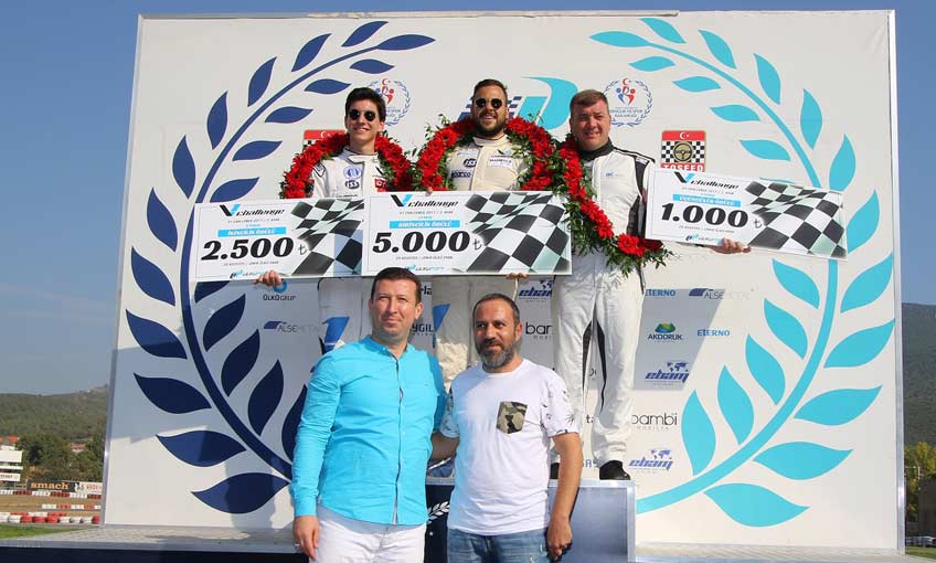 V1'de Podyum Oyuncu Ümit Erdim'in