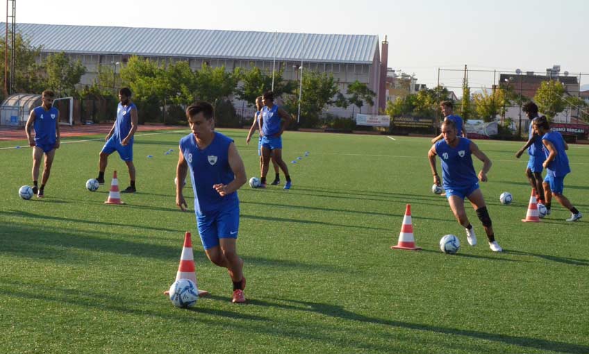 Şampiyon Sahaya İndi