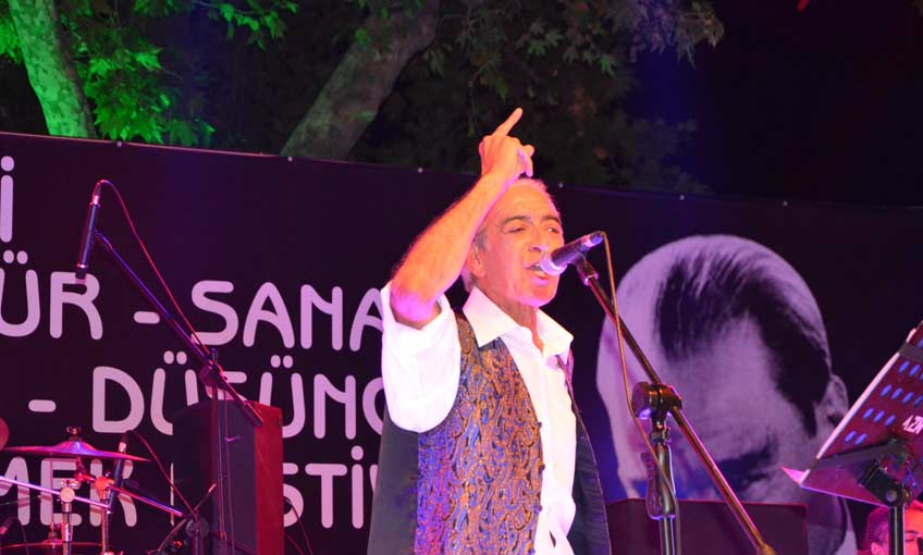 Dikili Festivali Edip Akbayram’ın Muhteşem Konseriyle Başladı  