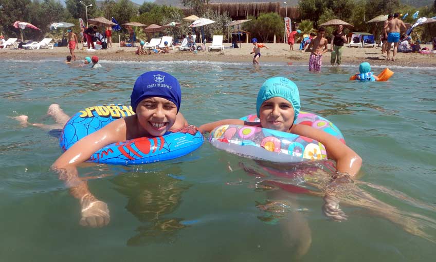 Konaklı Çocuklar Tatilde Bol Bol Yüzüyor
