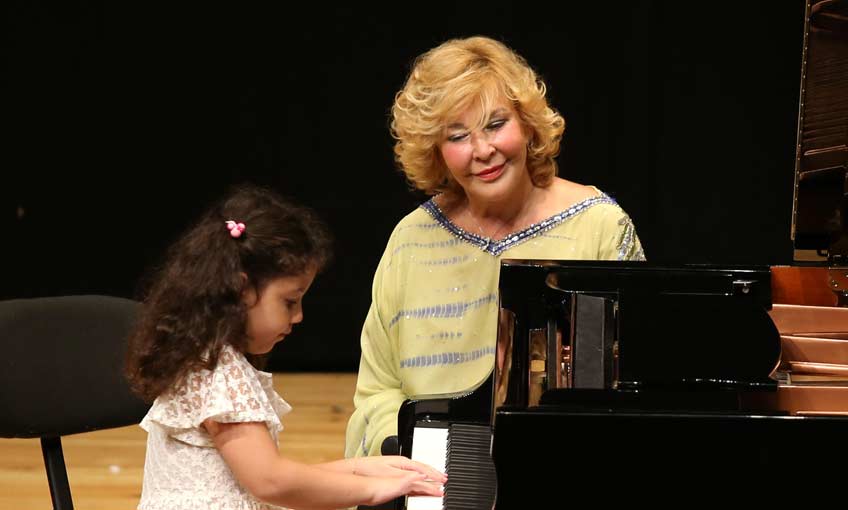 Gülsin Onay Minik Piyanistlerle Buluştu