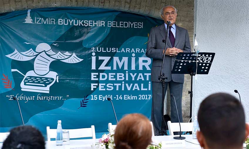 Özdemir İnce: Kalıcı Olan Sosyal Medya Değil Kitaptır