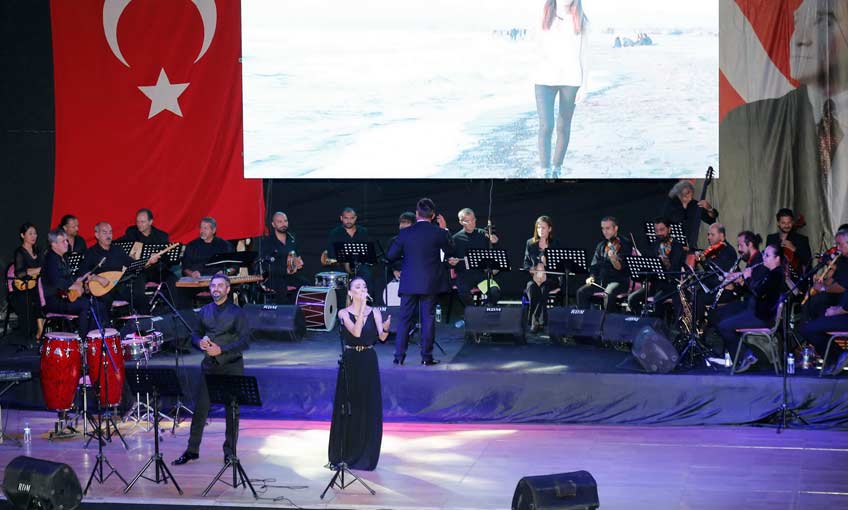 Konak’ta ‘Bi Dünya Ses’ Yankılandı