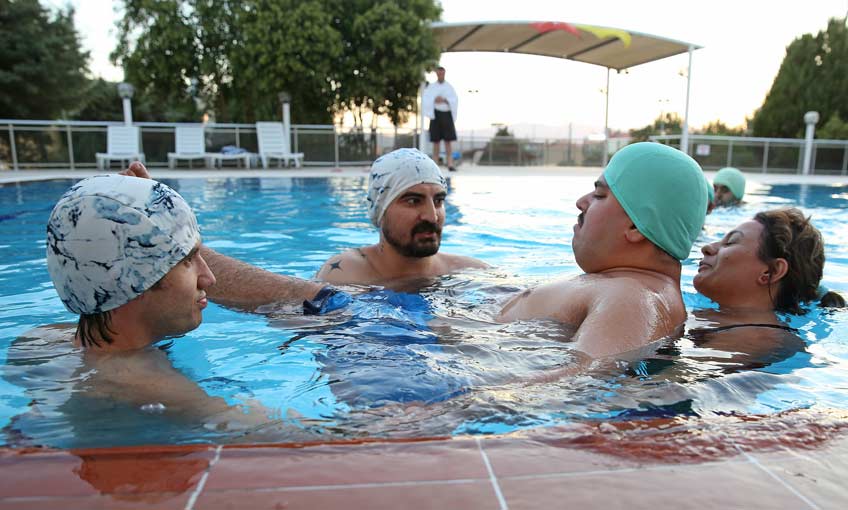 Engelleri Kulaç Atarak Aşıyorlar