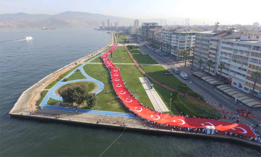 İzmirliler Zafere Yürüdü