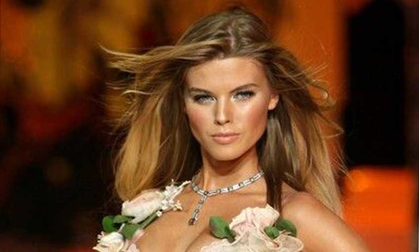 Ünlü Modelden Türkiye Mesajı